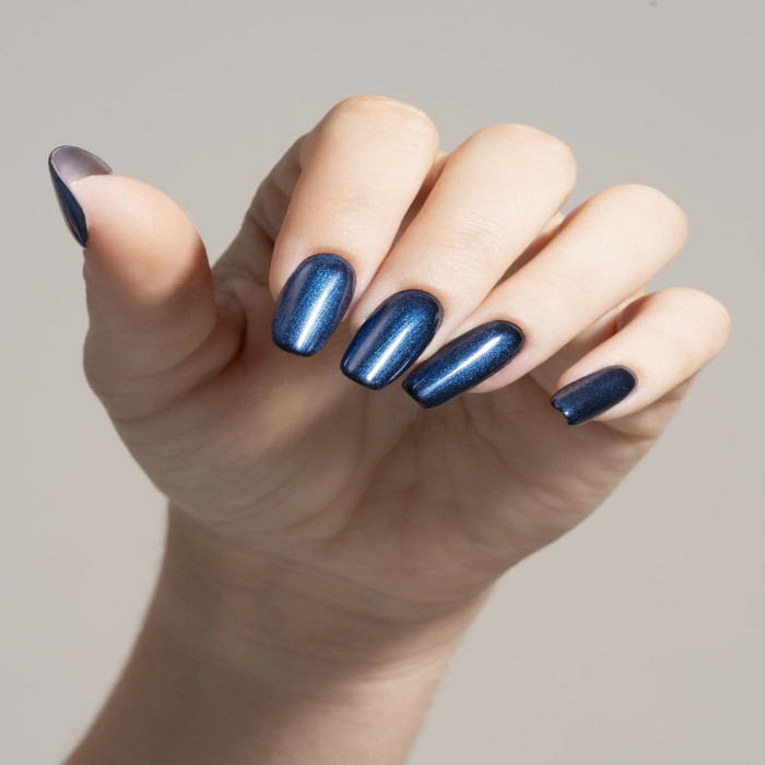 Le unghie blu di Hailey Bieber sono una vera rivelazione autunnale